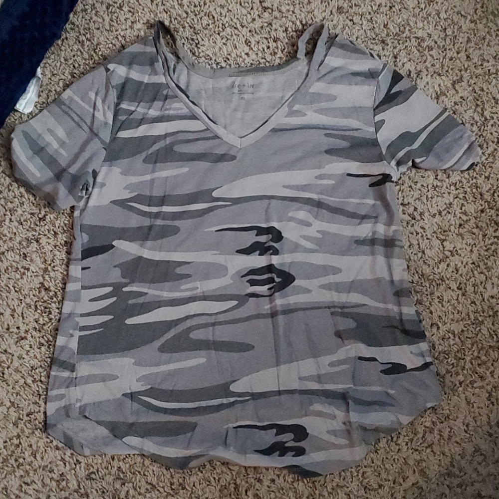 ⭐2/$12⭐ Zoe + Liv camo t-shirt